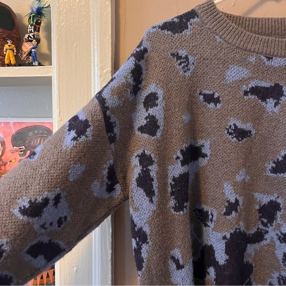 gray knit oversized sweater with blue abstract print - Picture 10 of 15